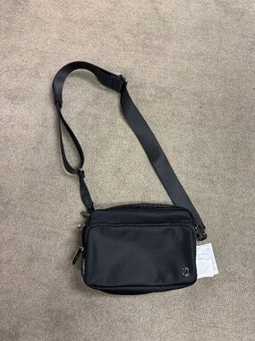 Lululemon Everywhere Crossbody Bag - Large BLK/GMET
